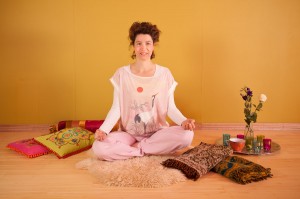 Suzan in haar yogaruimte locatie Burgstraat